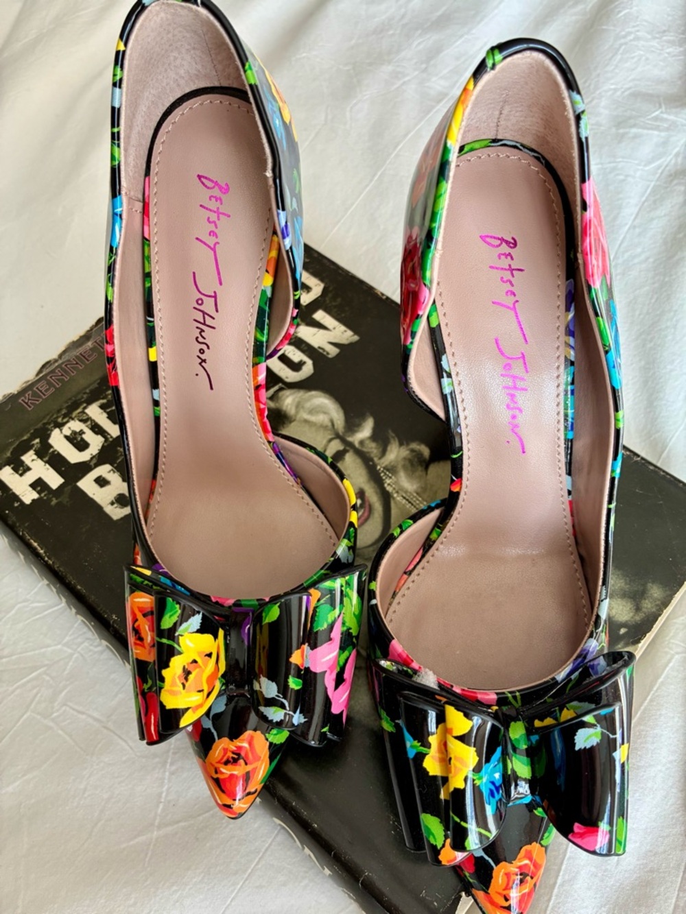 Betsey Johnson Black Floral Pointed-Toe Heels with Bow Accent- Size 6 - Picture 3 of 11